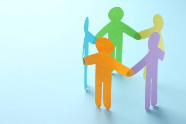 Eşitlik kavramı. Açık mavi arka planda kağıt insan figürleri, yakın plan. Metin için boşluk
