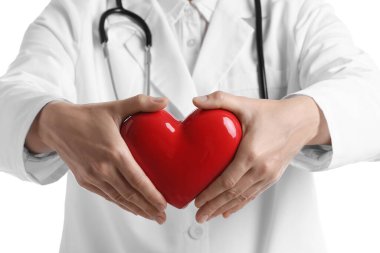 Beyaz arka planda kırmızı kalpli doktor, yakın plan.