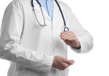 Doktor beyaz arka planda bir şey tutuyor, yakın plan.