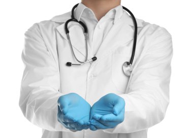 Doktor beyaz arka planda bir şey tutuyor, yakın plan.