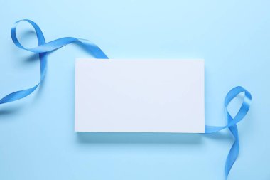 Açık mavi zemin üzerinde güzel parlak kurdele ve podyum, düz yatıyordu.