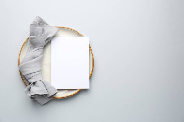 Boş menü, tabak ve peçete açık gri arka plan, üst manzara. Tasarım için model