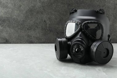 Gri masada bir gaz maskesi, mesaj için yer var. Güvenlik ekipmanları