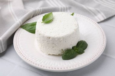 Taze ricotta (krem peynir) ve fesleğen.
