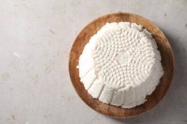 Açık gri masada taze ricotta (krem peynir), üst manzara. Metin için boşluk