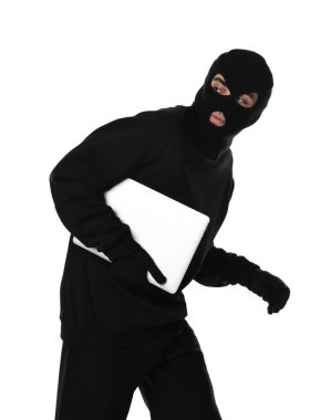 Beyaz arka planda dizüstü bilgisayarı olan kar maskeli bir hırsız.