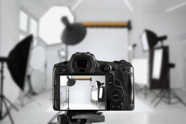 Profesyonel kamera tripod fotoğraf Studio üzerinde