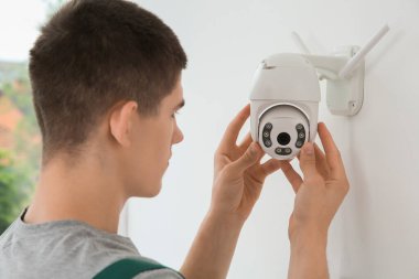 Teknisyen yükleme Cctv kamera kapalı duvar