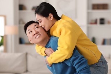 mutlu çift evde birlikte vakit