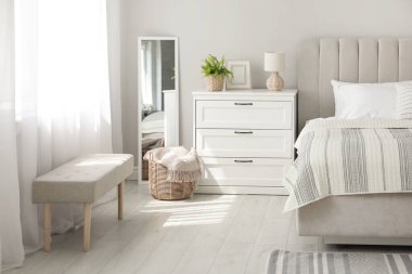 Rahat yatağı olan çağdaş bir yatak odası.