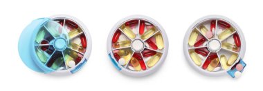 Üst görünümde izole edilmiş hap organizatörü ile ayarla