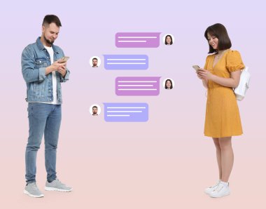 Akıllı telefonları olan kadın ve erkek renk değişimine göre mesajlaşıyorlar. Mesaj baloncukları arasında