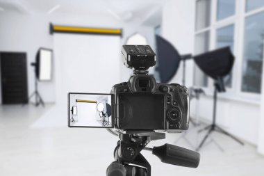 Profesyonel kamera tripod fotoğraf Studio üzerinde