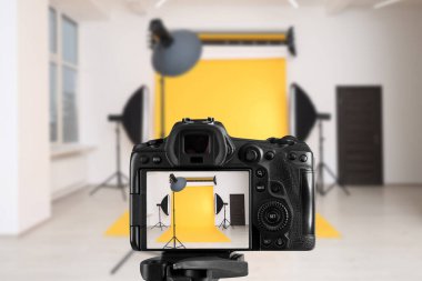 Profesyonel kamera tripod fotoğraf Studio üzerinde