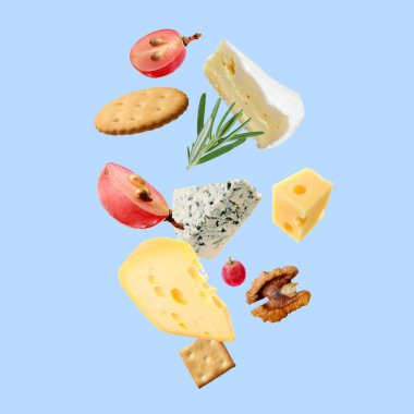 Açık mavi arka planda farklı peynir, kraker, üzüm, biberiye ve ceviz çeşitleri