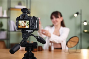 Güzellik blogcusu evde kozmetik ürünleri test ederken video kaydediyor, kameraya odaklan