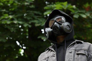 Gaz maskeli bir adam, alçak açılı. Metin için boşluk