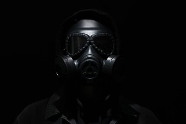 Siyah arka planda gaz maskeli adam.