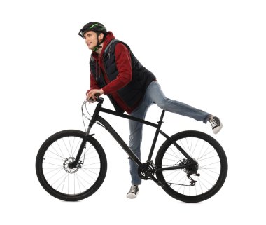 Bisikletli, kasklı, gülen adam beyazın üzerinde izole edilmiş.