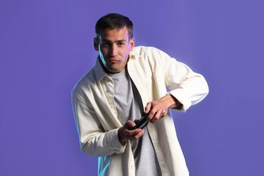 Menekşe arkaplanda denetleyici ile video oyunları oynayan adam