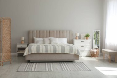 Rahat yatağı olan çağdaş bir yatak odası.