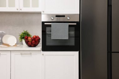 Mutfakta havluyla elektrikli fırın. Yemek pişirme aygıtı