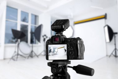 Profesyonel kamera tripod fotoğraf Studio üzerinde