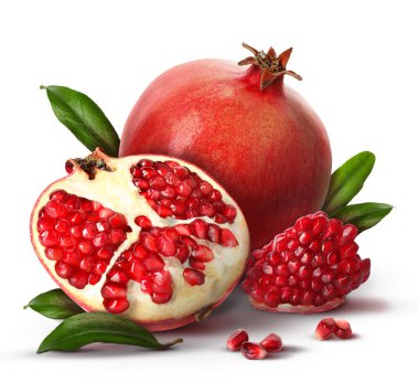 Olgun nar ve yeşil yapraklar beyaza izole edilmiş.