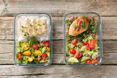 Sağlıklı yemek. Ahşap masa üzerinde farklı ürünleri olan konteynırlar, düz konteynırlar