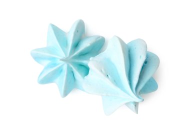 İki lezzetli kremalı kurabiye, beyaza izole edilmiş, üst manzara.