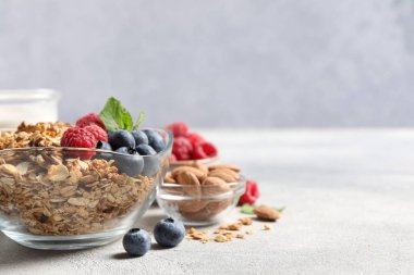 Böğürtlenli, fındıklı ve gri masada nane aromalı granola. Metin için boşluk