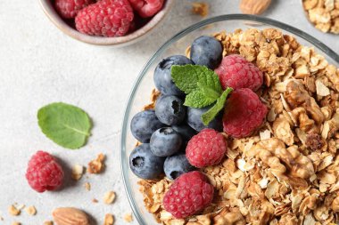 Böğürtlenli, fındıklı ve nane aromalı lezzetli granola.