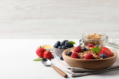 Böğürtlenli, fındıklı ve nane aromalı leziz granola. Metin için boşluk