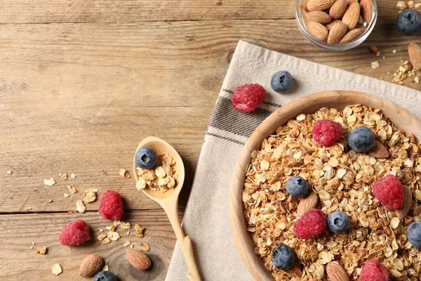 Tahta masada taze böğürtlenli ve fındıklı leziz granola. Metin için boşluk