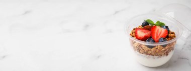 Tahıllı tatlı, yoğurt ve beyaz mermer masada böğürtlen. Metin için alanı olan pankart tasarımı