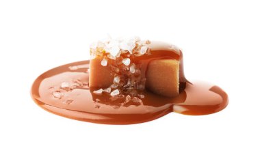 Karamel soslu lezzetli şekerler ve beyaz üzerine izole edilmiş deniz tuzu.