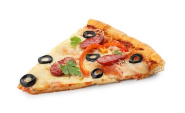 Kurutulmuş sosisli, zeytinli, biberli ve maydanozlu lezzetli bir pizza.