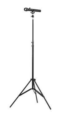 Spot ışığı beyazda izole edilmiş tripodlar. Fotoğraf stüdyosu ekipmanı