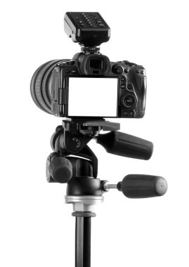 Profesyonel kamera beyaza izole edilmiş. Fotoğraf stüdyosu ekipmanı