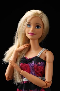 Mykolaiv, Ukrayna - 1 Eylül 2023: Siyah arka planda güzel Barbie bebek