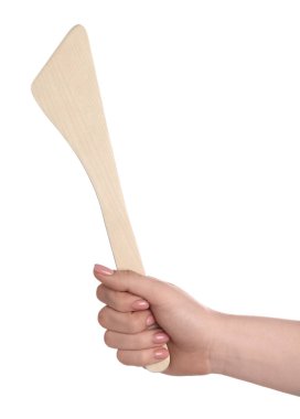 Beyaz arka planda ahşap spatulası olan kadın, yakın plan.