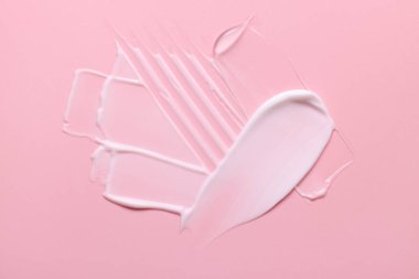 Pembe arka planda yüz kremi örnekleri, üst manzara