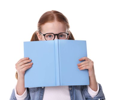 Beyaz arka plan kitabı olan sevimli küçük kız.