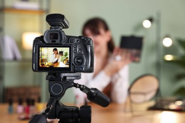Güzellik blogcusu evde göz farı paletini gösterirken video kaydediyor, kameraya odaklan