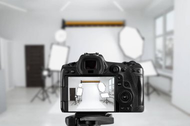 Profesyonel kamera tripod fotoğraf Studio üzerinde