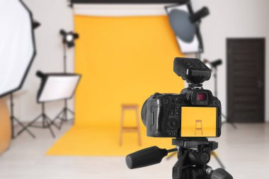 Profesyonel kamera tripod fotoğraf Studio üzerinde