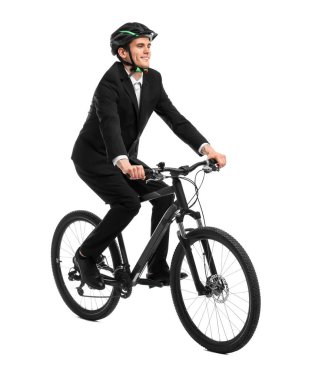 Beyaz arka planda bisiklet süren kasklı gülümseyen adam.