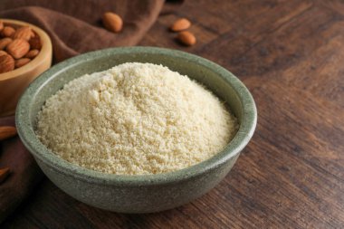 Taze badem unu kasede ve fındıklar ahşap masada, yakın plan. Metin için boşluk