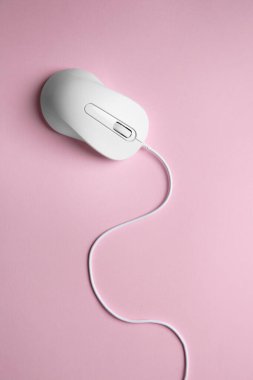 Pembe arka planda bir kablo faresi, üst görünüm