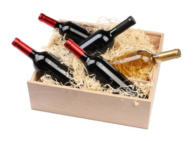 Beyaz şarap şişeleri olan ahşap hediye kutusu.